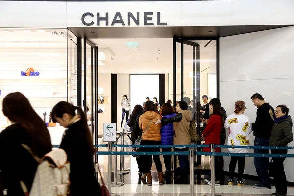 Klienci Kolejce Przy Wejściu Butiku Mody Chanel Plaza Centrum Handlowe — Zdjęcie stockowe