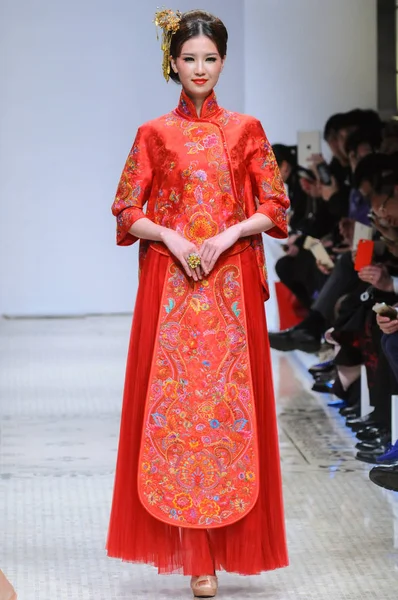 モデルは上海ファッション週秋 2015 年中国 上海で 2015 日中郭 Pei のファッションショーで新しい創造を表示します — ストック写真