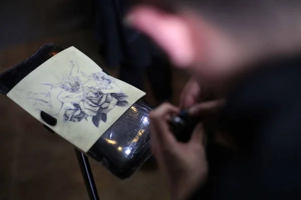 2015年3月29日 中国纹身艺术家王文斌在中国上海的纹身工作室练习素描 — 图库照片