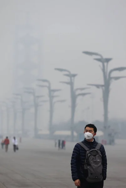 Turysta Noszący Maskę Twarz Odwiedza Olympic Green Ciężkim Smog Pekinie — Zdjęcie stockowe