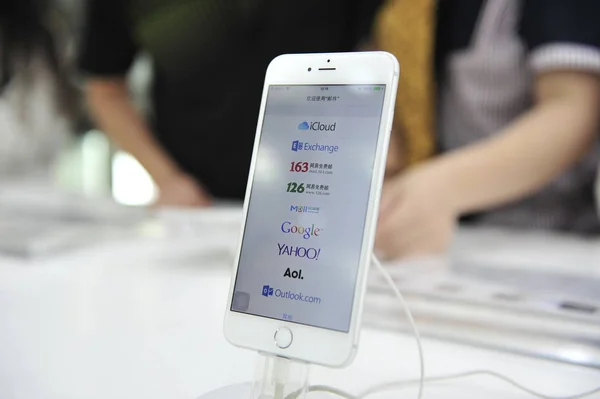 Teléfono Inteligente Iphone Muestra Una Tienda Apple Shanghai China Mayo — Foto de Stock