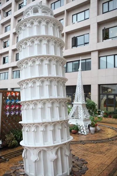 Uma Torre Inclinada Pisa Uma Torre Eiffel Feita Papel Ondulado — Fotografia de Stock