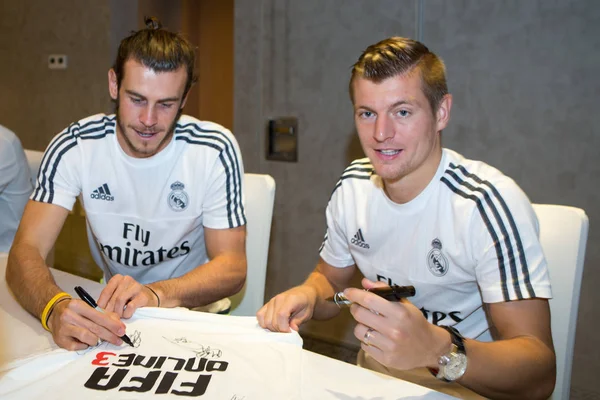 Gareth Bale Sinistra Toni Kroos Del Real Madrid Firmano Autografi — Foto Stock
