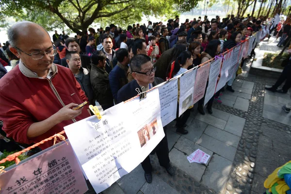 Chinese Parents Young People Look Posts Showing Personal Information Unmarried — Stock Photo, Image