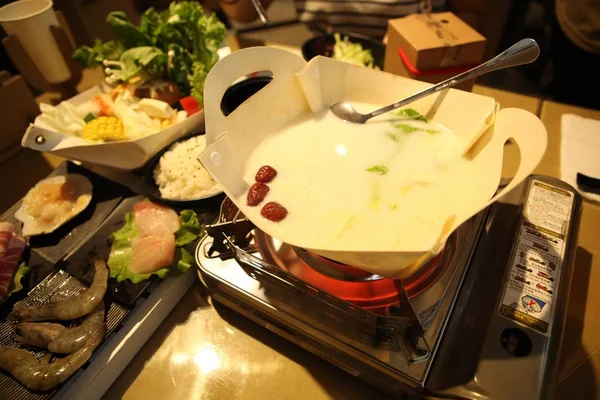 Ein Hotpot Wird Einem Papiercontainer Einem Restaurant Der Papierstadt Minhang — Stockfoto