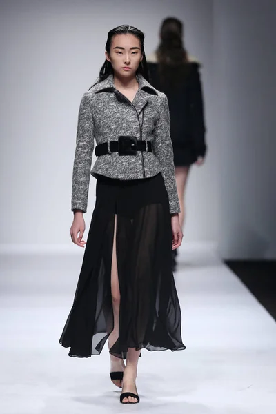 Modell Visar Skapelse Modevisning Shanghai Mode Vecka Höst Vinter 2015 — Stockfoto