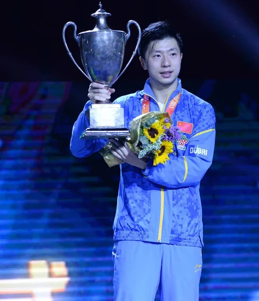 Long Kina Poser Med Sin Trophy Efter Att Besegrat Fang — Stockfoto