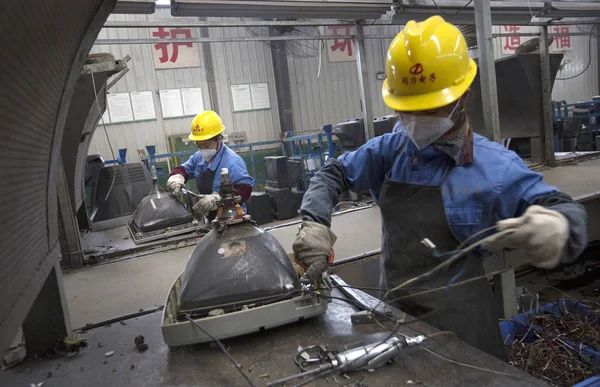 Trabajadores Chinos Desmontan Televisores Tubo Una Planta Parque Industrial Miluo —  Fotos de Stock