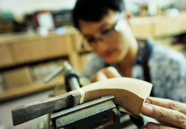 Chinese Worker Shao Zhixiu Processes New Handmade Tobacco Pipe His — Stock Photo, Image