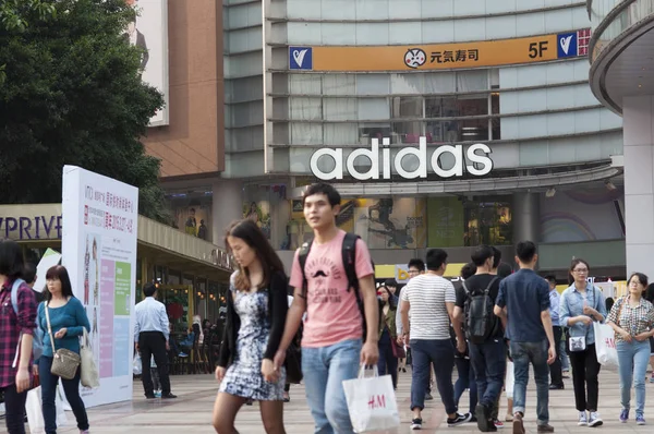 Fotgängare Förbi Sportkläder Butik Adidas Guangzhou City Södra Chinas Guangdongprovinsen — Stockfoto