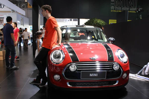 Modelo Posa Con Mini Coche Bmw Durante Una Exposición Automóviles — Foto de Stock