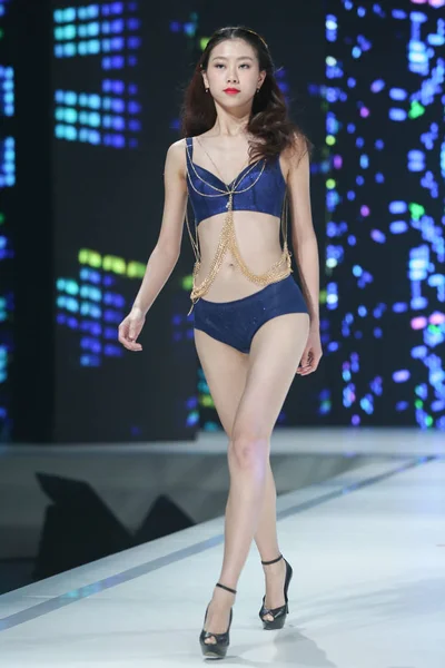 Bir Model Çin Çamaşırı Markası Cosmo Kadın Kutlama Gösterisi Sırasında — Stok fotoğraf