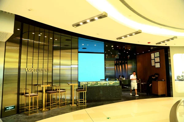 Customer Leaves 1921 Gucci Restaurant Iapm Shopping Mall Shanghai China — Stock Photo, Image