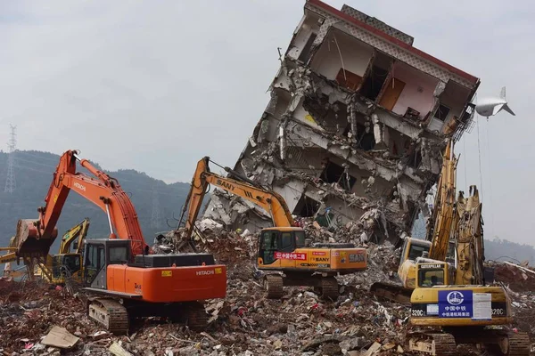 Macchine Vengono Utilizzate Smantellare Edificio Crollato Nel Sito Della Frana — Foto Stock