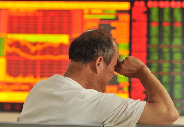 見て上海総合指数と株式 赤の価格上昇 と価格下落のため緑の価格 2015 日中国東部の安徽省阜陽市で証券家で懸念している中国語の投資家 — ストック写真