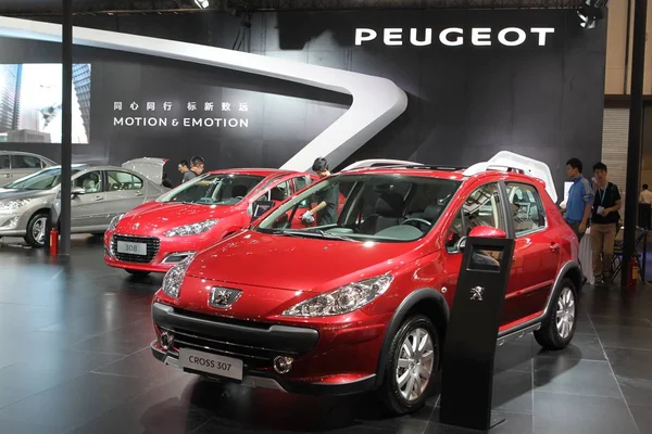 Dongfeng Peugeot Cross 307 Elöl Jelenik Meg Munkavállalók Tiszta Dongfeng — Stock Fotó