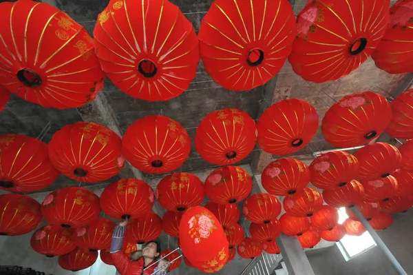 Chinese Workers Make Lanterns Welcome Chinese Lunar New Year Lantern — Stock Photo, Image