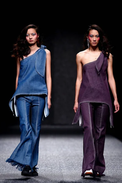Modelos Muestran Nuevas Creaciones Desfile Moda Nicole Zhang Durante Semana —  Fotos de Stock
