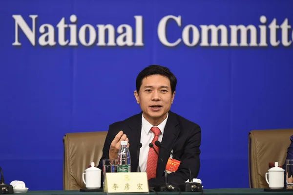百度主席 Ceo 在2015年3月11日于中国北京举行的中国全国政协第十二届全国委员会第三届会议新闻发布会上发表讲话 — 图库照片