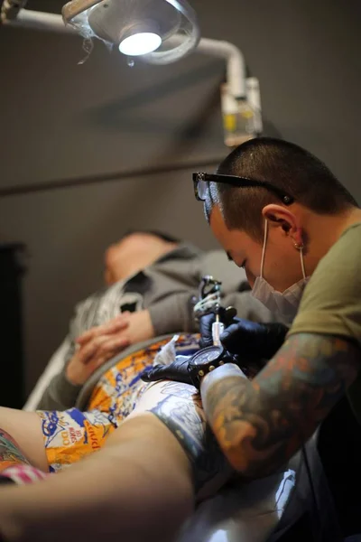 Chinese Tattoo Artist Wang Wenbin Inks Thigh Customer Tattoo Studio — Stock Photo, Image