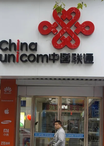 Ένα Πεζό Βόλτες Παρελθόν Ένα Υποκατάστημα Της Κίνα Unicom Στον — Φωτογραφία Αρχείου