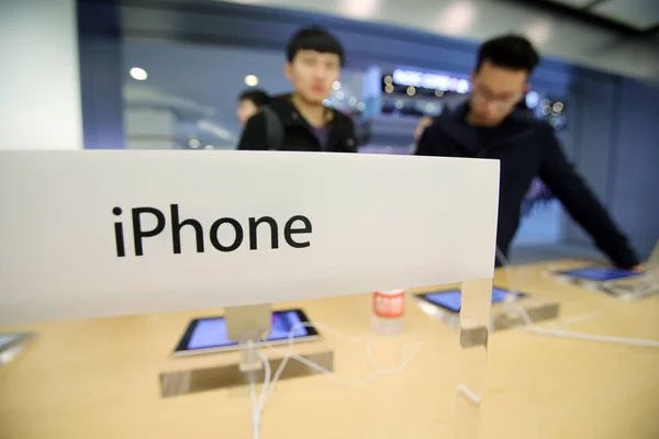 Klanten Proberen Iphone Smartphones Een Apple Store Shanghai China Januari — Stockfoto