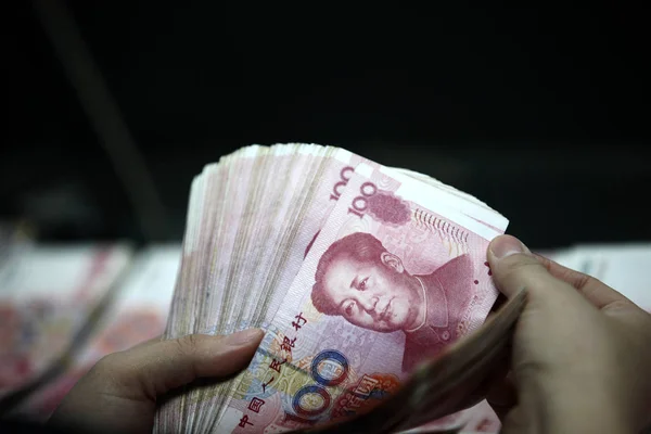 Funcionário Chinês Conta Notas Rmb Renminbi Yuan Banco Condado Ganyu — Fotografia de Stock
