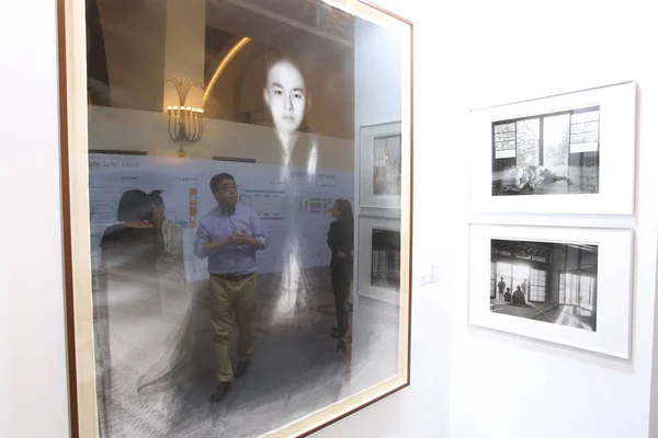 Visitantes Tirar Fotos Fotografias Exposição Durante Uma Prévia Foto Shanghai — Fotografia de Stock