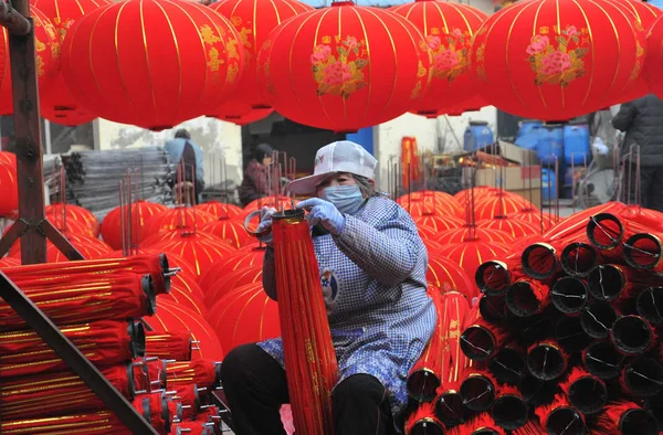 2015年12月20日 在中国北方山西省运城市的一个灯笼车间里 一名中国工人制作灯笼迎接中国农历新年 — 图库照片