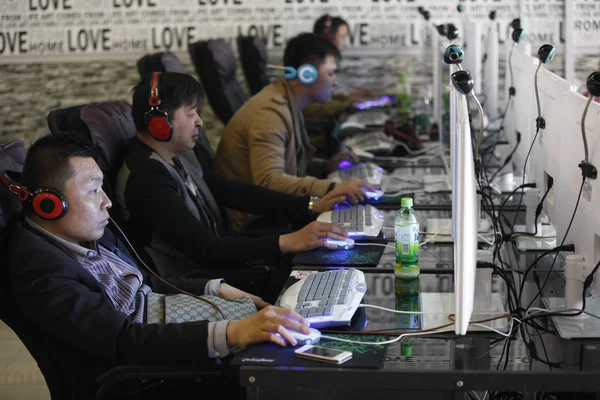 2015年3月22日 中国年轻人在安徽省淮北市的一家网吧玩网络游戏或上网 — 图库照片