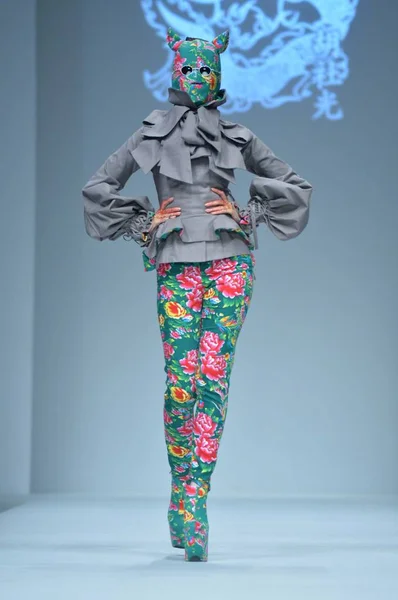 Ein Model Zeigt Eine Neue Kreation Des Chinesischen Modedesigners Sheguang — Stockfoto