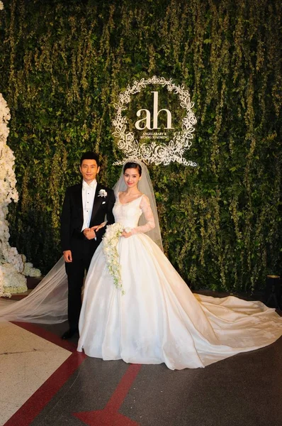 Ator Chinês Huang Xiaoming Esquerda Sua Esposa Atriz Angelababy Posam — Fotografia de Stock