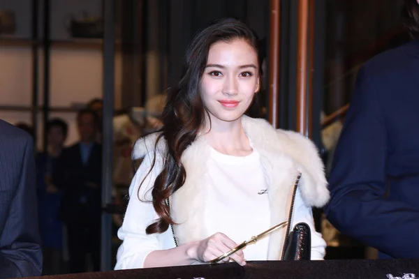 Hongkong Herečka Angelababy Představuje Během Slavnostního Zahájení Pro Nový Trenér — Stock fotografie