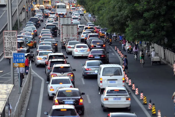 Veículos Movem Lentamente Engarrafamento Uma Estrada Frente Mid Autumn Festival — Fotografia de Stock