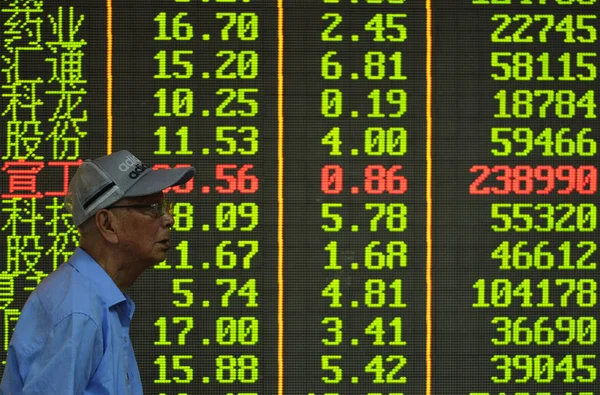 Investor Cina Yang Bersangkutan Berjalan Melewati Layar Yang Menampilkan Harga — Stok Foto