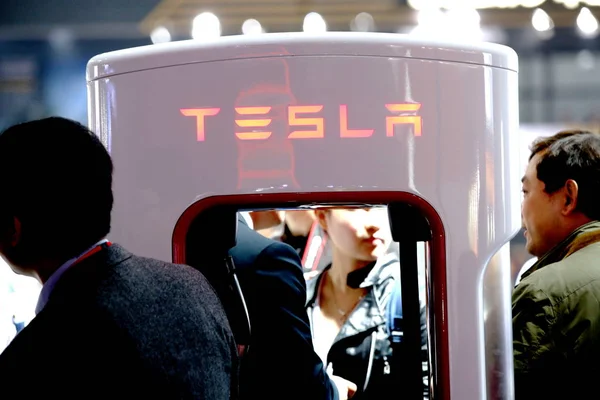 Menschen Besuchen Den Stand Von Tesla Während Der Shanghai International — Stockfoto