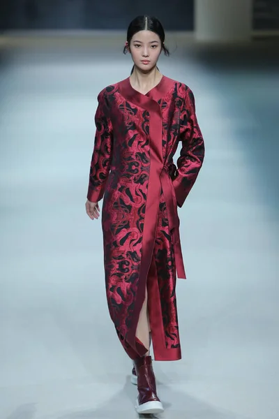 모델은 2015 베이징 2015 아사히 패션쇼에서 새로운 창조를 — 스톡 사진