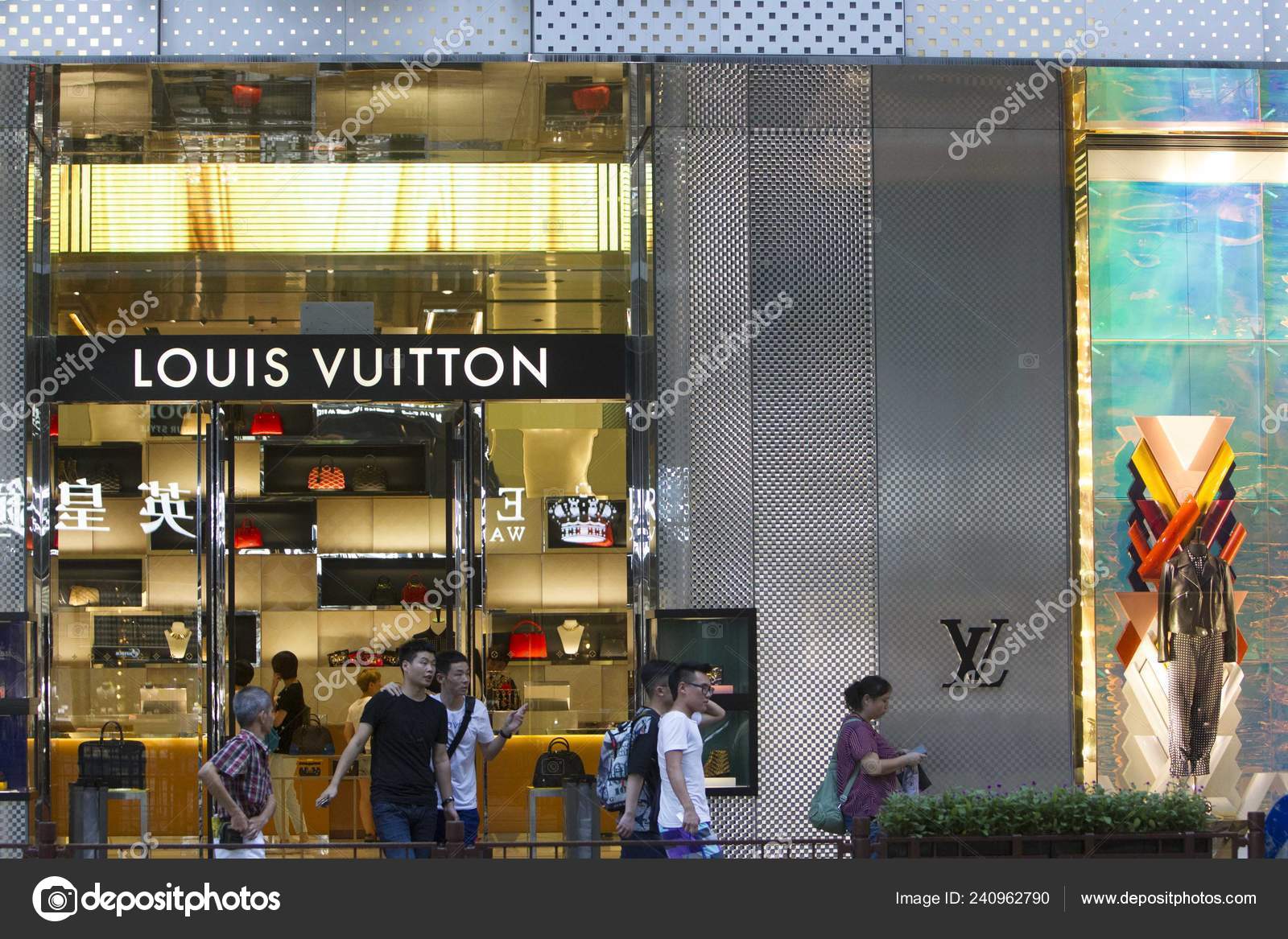 File Pedestrians Walk Louis Vuitton Boutique Lvmh Moet Hennessy