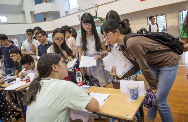 Chińscy Absolwenci Poszukali Zatrudnienia Podczas Targów Pracy Zhejiang University Technology — Zdjęcie stockowe