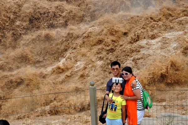 Család Három Veszi Selfies Hukou Vízesés Megyében Észak Kínai Shanxi — Stock Fotó