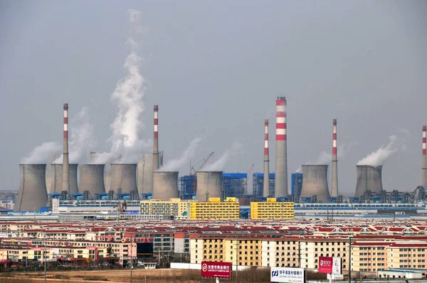 Fumaça Vapor São Descarregados Chaminés Torres Resfriamento Uma Usina Carvão — Fotografia de Stock