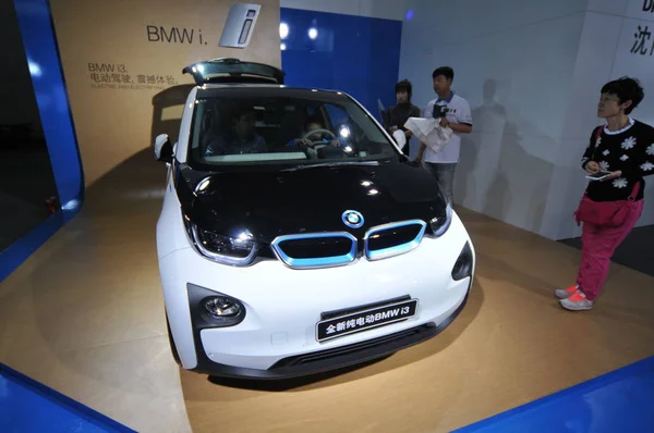 방문객 북동부 랴오닝 자동차 전시회에서 Bmw I3를 있으며 2015 — 스톡 사진