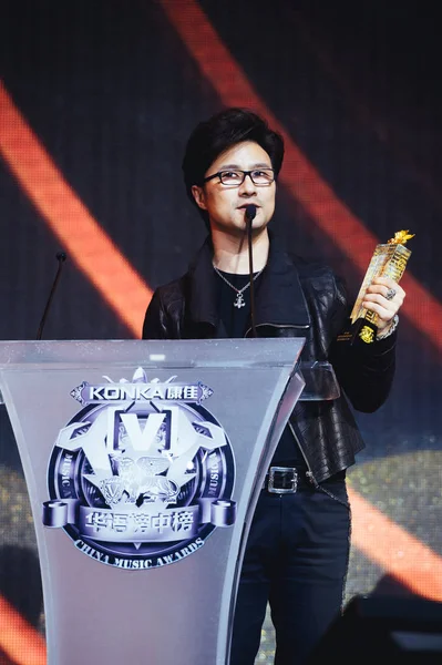 Chanteur Chinois Wang Feng Parle Alors Tient Son Trophée Lors — Photo