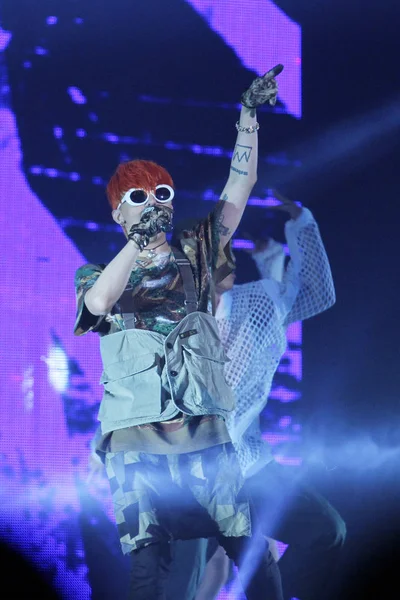 クォン 彼の舞台名を韓国の少年バンド ビッグバンの ドラゴンがよく知られている実行 ビッグバン 2015年世界ツアー メイド のコンサート中に 上海に 2015 — ストック写真
