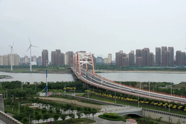 2014 日中国 シンガポール天津エコシティ 天津市濱海新区を結ぶほぼ空の橋通過車両 — ストック写真