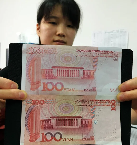 Clerk Shows New Version 100 Yuan Banknote Upper Current Version — Stock Photo, Image