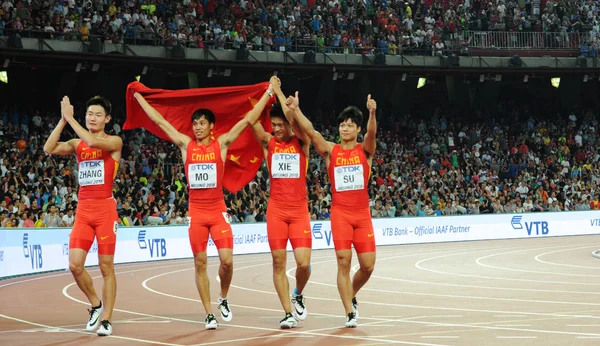 左から 張ペイメン ユクスエ Xie Zhenye 中国男子4X100Mリレーチームのスー ビンティアンは 2015年北京オリンピックの全米競技場で行われた男子4X100Mリレー決勝で優勝した後 祝福する — ストック写真