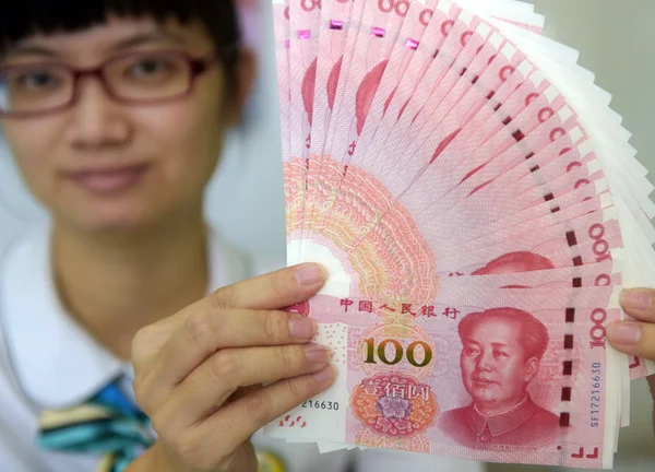 Funcionário Chinês Mostra Nova Versão Rmb Renminbi Notas 100 Yuans — Fotografia de Stock