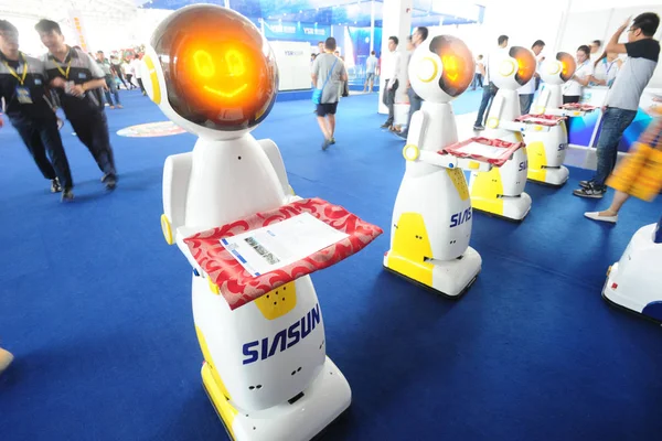 Élelmiszer Kiszállítás Robotok Siasun Foglalkozik Idősek Vannak Kiállítva Során Kína — Stock Fotó