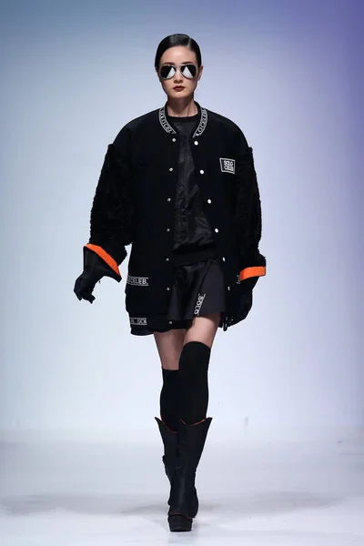 モデルは 香港の歌手および俳優レオ区クイ Kei さんのソロ セレブに新しい創造を表示します Htdg のファッションショーの上海ファッション週秋 2015 年中国 上海で — ストック写真